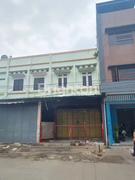 RUKO 3 LANTAI DI JALAN CEMARA RAYA TANGERANG, LOKASI RAMAI COCOK UNTUK USAHA DAN INVESTASI