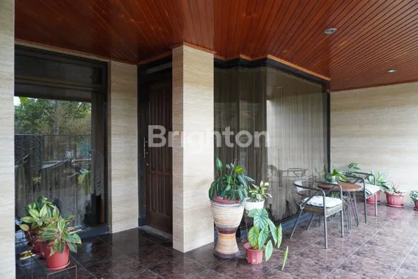 image RUMAH MENTENGNYA MALANG! COCOK UNTUK KANTOR PROFESIONAL. TERAWAT, LT 283/LB 430. SEMI FURNISHED. BERSIH. SHM ON HAND. NEGO SAMPAI DEAL  (4)