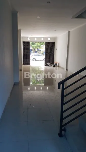 image RUKO STRATEGIS DEPAN PASAR, 3.5 LANTAI SIAP HUNI (2)