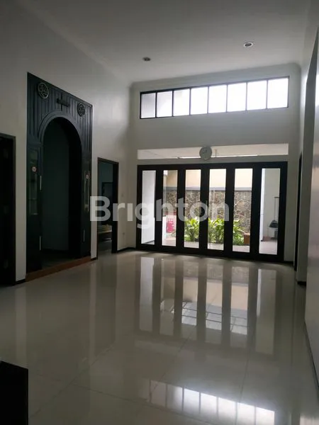 image RUMAH  1 1/2 LANTAI, SEMI FURNISHED, MODERN MINIMALIS, SIAP HUNI, PERUMAHAN EXCLUSIVE GRAHA KENCANA, DEKAT EXIT TOL SINGOSARI, HAWAII WATER PARK, BLIMBING, BALEARJOSARI, KOTA MALANG, JAWA TIMUR (4)