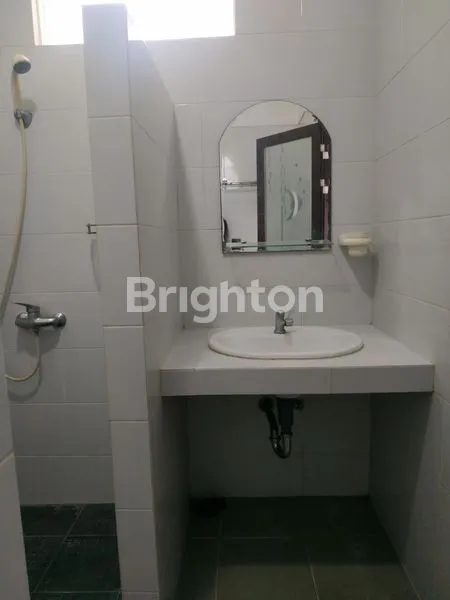 image RUMAH  1 1/2 LANTAI, SEMI FURNISHED, MODERN MINIMALIS, SIAP HUNI, PERUMAHAN EXCLUSIVE GRAHA KENCANA, DEKAT EXIT TOL SINGOSARI, HAWAII WATER PARK, BLIMBING, BALEARJOSARI, KOTA MALANG, JAWA TIMUR (8)