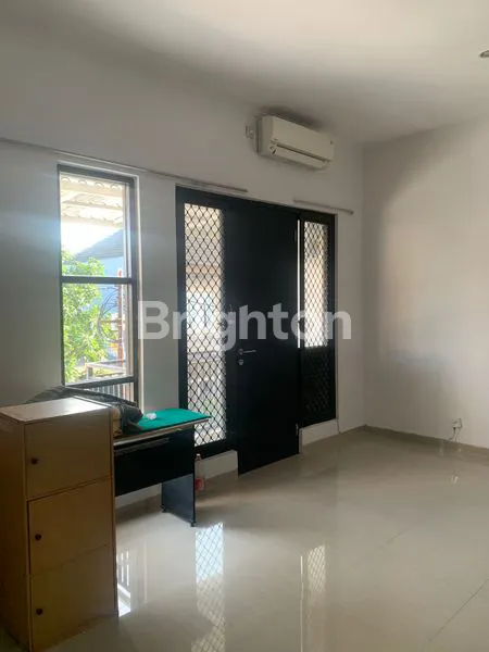 image RUMAH 2 LANTAI SIAP HUNI DI RUNGKUT (1)