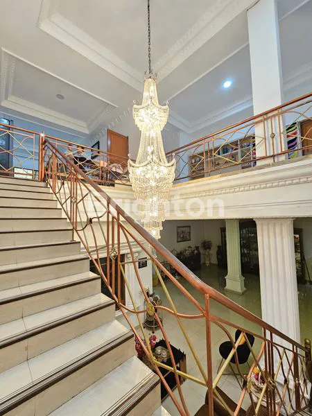 image RUMAH MEWAH DAN LUAS DI KAWASAN KEBON JERUK-HARGA BERSAING! (5)