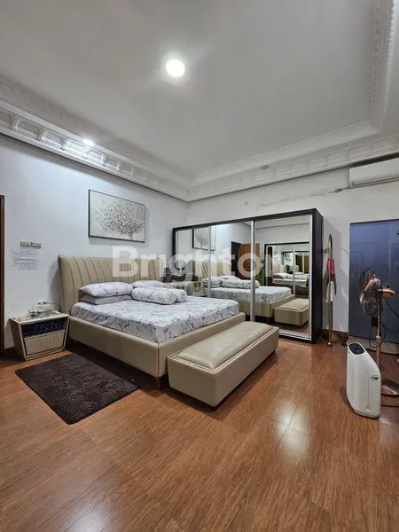 image RUMAH MEWAH DAN LUAS DI KAWASAN KEBON JERUK-HARGA BERSAING! (6)