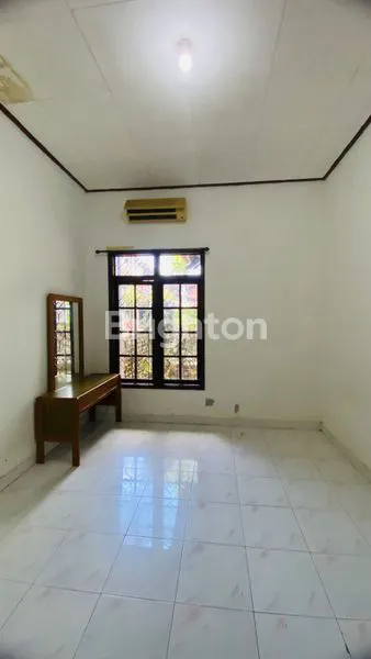 image RUMAH NYAMAN DI JALAN SIDAKARYA – DENPASAR SELATAN\\NSIAP HUNI UNTUK KELUARGA ATAU TEMPAT USAHA!\\NLOKASI STRATEGIS DENGAN AKSES MOBIL DAN LINGKUNGAN YANG TENANG.\\N (3)