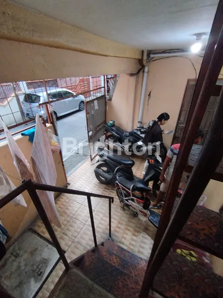 RUMAH KOST 2 LT DENGAN 11 KT AREA PADEMANGAN LUAS 4,5X12