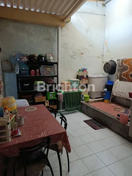 image RUMAH 1 LANTAI DI PANDUGO RUNGKUT SURABAYA, DEKAT UPN DAN RSUD EKA CANDRARINI, LUAS 105 M² (7×15) DAN 2 KAMAR TIDUR COCOK UNTUK HUNIAN KELUARGA, SHM, HADAP TIMUR, HARGA NEGO SAMPAI JADI! (6)