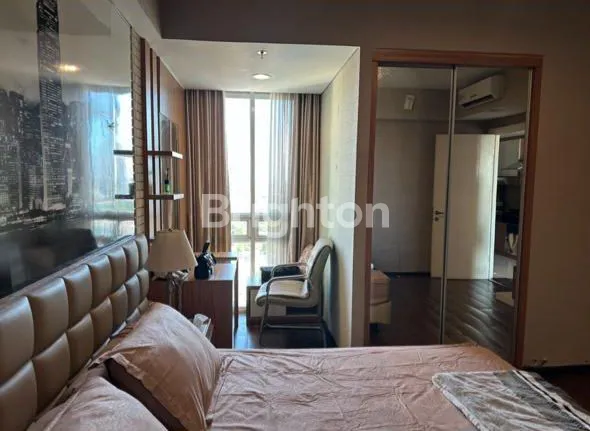 image APARTEMEN TRILIUM FULL FURNISH LANTAI 19 DI JALAN PEMUDA, GENTENG SURABAYA, DEKAT PLAZA SURABAYA DAN TUNJUNGAN PLAZA, LUAS 76 M² DAN 2 KAMAR TIDUR COCOK UNTUK HUNIAN ATAU INVESTASI PROPERTI, HGB, VIEW POOL, HARGA NEGO SAMPAI JADI! (6)