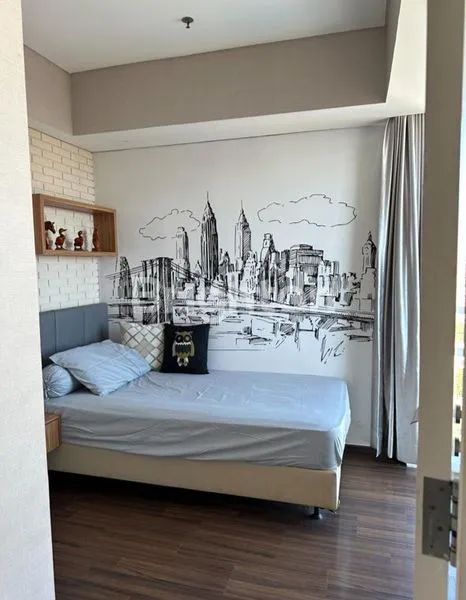 image APARTEMEN TRILIUM FULL FURNISH LANTAI 19 DI JALAN PEMUDA, GENTENG SURABAYA, DEKAT PLAZA SURABAYA DAN TUNJUNGAN PLAZA, LUAS 76 M² DAN 2 KAMAR TIDUR COCOK UNTUK HUNIAN ATAU INVESTASI PROPERTI, HGB, VIEW POOL, HARGA NEGO SAMPAI JADI! (5)