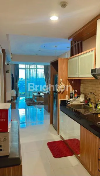 image APARTEMEN TRILIUM FULL FURNISH LANTAI 19 DI JALAN PEMUDA, GENTENG SURABAYA, DEKAT PLAZA SURABAYA DAN TUNJUNGAN PLAZA, LUAS 76 M² DAN 2 KAMAR TIDUR COCOK UNTUK HUNIAN ATAU INVESTASI PROPERTI, HGB, VIEW POOL, HARGA NEGO SAMPAI JADI! (3)