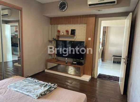 image APARTEMEN TRILIUM FULL FURNISH LANTAI 19 DI JALAN PEMUDA, GENTENG SURABAYA, DEKAT PLAZA SURABAYA DAN TUNJUNGAN PLAZA, LUAS 76 M² DAN 2 KAMAR TIDUR COCOK UNTUK HUNIAN ATAU INVESTASI PROPERTI, HGB, VIEW POOL, HARGA NEGO SAMPAI JADI! (8)