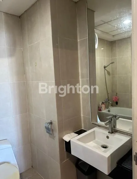 image APARTEMEN TRILIUM FULL FURNISH LANTAI 19 DI JALAN PEMUDA, GENTENG SURABAYA, DEKAT PLAZA SURABAYA DAN TUNJUNGAN PLAZA, LUAS 76 M² DAN 2 KAMAR TIDUR COCOK UNTUK HUNIAN ATAU INVESTASI PROPERTI, HGB, VIEW POOL, HARGA NEGO SAMPAI JADI! (7)