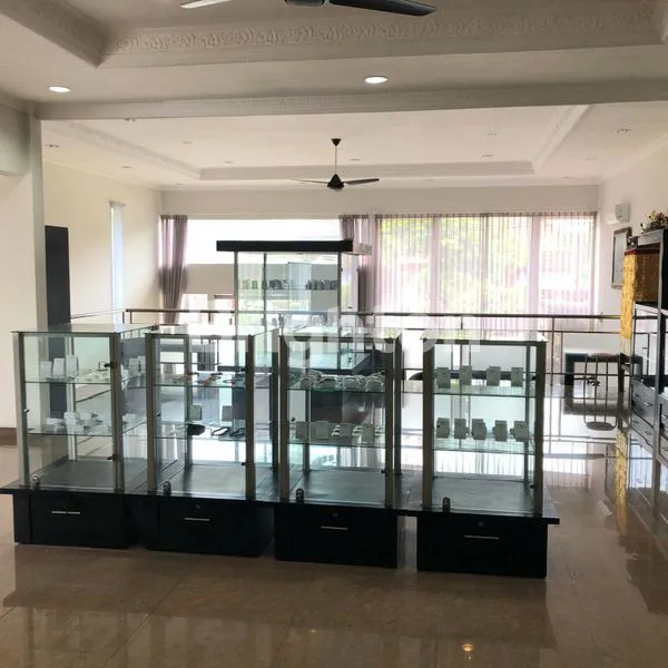 image GEDUNG SHOWROOM STRATEGIS DI CELUK SUKAWATI GIANYAR (6)