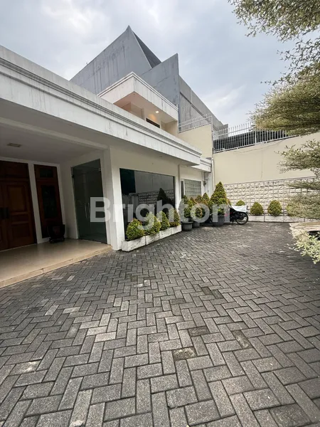 image RUMAH SIAP HUNI DI SENOPATI, KEBAYORAN BARU, JAKARTA SELATAN – SHM, LT:664 M², LB:500 M², KT: 6+2. KM:6+2, LOKASI PREMIUM UNTUK USAHA BERGENGSI (1)