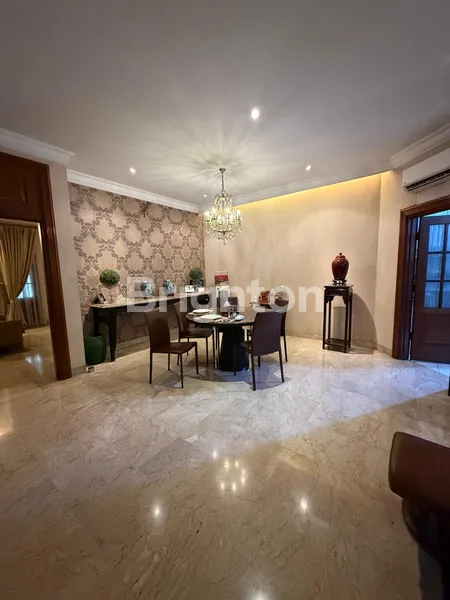 image RUMAH SIAP HUNI DI SENOPATI, KEBAYORAN BARU, JAKARTA SELATAN – SHM, LT:664 M², LB:500 M², KT: 6+2. KM:6+2, LOKASI PREMIUM UNTUK USAHA BERGENGSI (3)