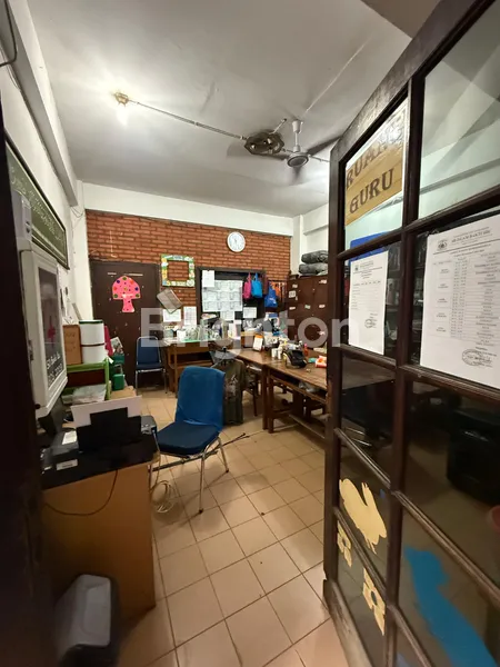 image RUMAH SIAP HUNI DI SENOPATI, KEBAYORAN BARU, JAKARTA SELATAN – SHM, LT:664 M², LB:500 M², KT: 6+2. KM:6+2, LOKASI PREMIUM UNTUK USAHA BERGENGSI (5)