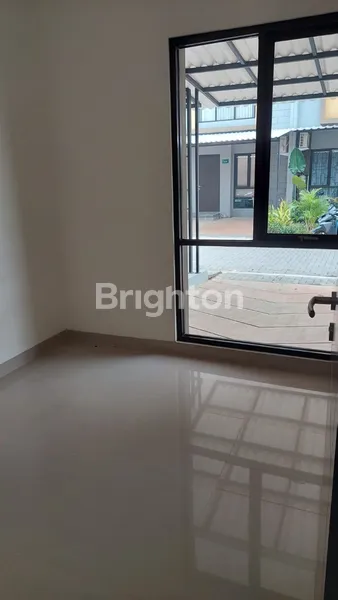 image RUMAH 2 LANTAI SIAP HUNI DI CLUSTER VALENCIA, PARKVILLE SERPONG – LOKASI STRATEGIS @ RP 750 JUTA (2)
