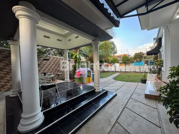 RARE UNIT! RUMAH KLASIK MODERN CANTIK DENGAN HALAMAN LUAS DAN INTERIOR MEWAH – FULLY FURNISHED, SIAP HUNI TANPA RENOV!