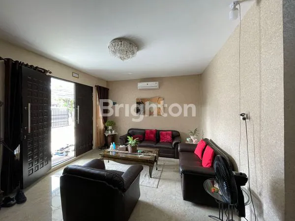 image RUMAH CANTIK TERAWAT DI LOKASI BERGENGSI MEDAN (3)