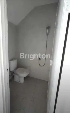 image RUMAH BARU 2 LANTAI DI GRAND ALANA REGENCY, GUNUNG ANYAR SURABAYA, DEKAT UPN, LUAS 90 M² (7×13) DAN 3 KAMAR TIDUR COCOK UNTUK HUNIAN KELUARGA, SHM, HADAP UTARA, HARGA NEGO SAMPAI JADI! (8)