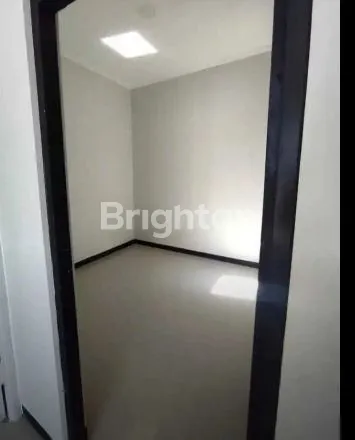 image RUMAH BARU 2 LANTAI DI GRAND ALANA REGENCY, GUNUNG ANYAR SURABAYA, DEKAT UPN, LUAS 90 M² (7×13) DAN 3 KAMAR TIDUR COCOK UNTUK HUNIAN KELUARGA, SHM, HADAP UTARA, HARGA NEGO SAMPAI JADI! (6)