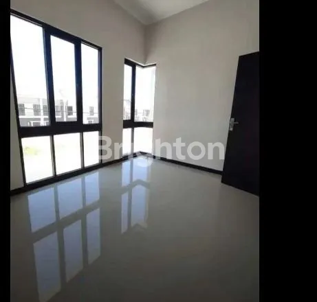image RUMAH BARU 2 LANTAI DI GRAND ALANA REGENCY, GUNUNG ANYAR SURABAYA, DEKAT UPN, LUAS 90 M² (7×13) DAN 3 KAMAR TIDUR COCOK UNTUK HUNIAN KELUARGA, SHM, HADAP UTARA, HARGA NEGO SAMPAI JADI! (5)