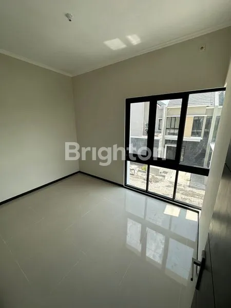 image RUMAH BARU 2 LANTAI DI GRAND ALANA REGENCY, GUNUNG ANYAR SURABAYA, DEKAT UPN, LUAS 90 M² (7×13) DAN 3 KAMAR TIDUR COCOK UNTUK HUNIAN KELUARGA, SHM, HADAP UTARA, HARGA NEGO SAMPAI JADI! (4)