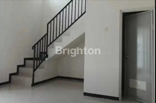 image RUMAH BARU 2 LANTAI DI GRAND ALANA REGENCY, GUNUNG ANYAR SURABAYA, DEKAT UPN, LUAS 90 M² (7×13) DAN 3 KAMAR TIDUR COCOK UNTUK HUNIAN KELUARGA, SHM, HADAP UTARA, HARGA NEGO SAMPAI JADI! (2)