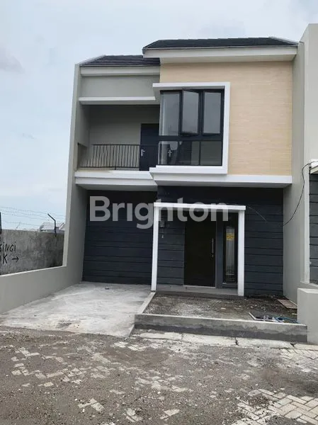 image RUMAH BARU 2 LANTAI DI GRAND ALANA REGENCY, GUNUNG ANYAR SURABAYA, DEKAT UPN, LUAS 90 M² (7×13) DAN 3 KAMAR TIDUR COCOK UNTUK HUNIAN KELUARGA, SHM, HADAP UTARA, HARGA NEGO SAMPAI JADI! (1)