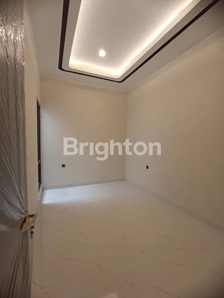 image RUMAH HOOK AREA MANYAR JAYA MIMIMALIS KONTEMPORER GRESS 2 LANTAI (3)