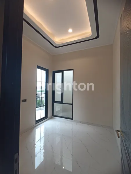 image RUMAH HOOK AREA MANYAR JAYA MIMIMALIS KONTEMPORER GRESS 2 LANTAI (4)