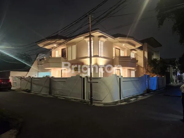 image LUXURY NEW HOUSE FULL RENOVATION 2 LT PURBAYA RAYA DUREN SAWIT JAKARTA TIMUR POSISI HOOK STRATEGIS (6)