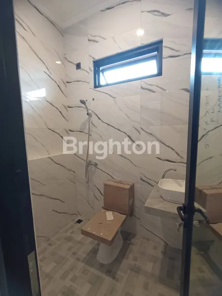 image RUMAH HOOK AREA MANYAR JAYA MIMIMALIS KONTEMPORER GRESS 2 LANTAI (6)