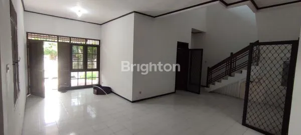 image RUMAH 2 LANTAI SEMI FURNISH SIAP HUNI ROW JALAN LEBAR ONE GATE DEKAT UNIVERSITAS UBAYA TENGGILIS MARGOREJO KENDANGSARI (3)