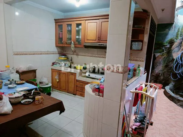 image RUMAH 2 LANTAI SIAP HUNI DEKAT DUKUH KUPANG RAYA SATELIT DARMO SDPS (3)