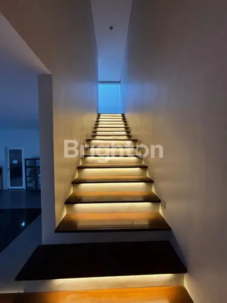 image RUMAH MEWAH 3 LANTAI PAKUWON CITY (7)