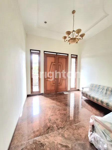 image RUMAH MEWAH TERAWAT SIAP PAKAI 700 M2 SEMI FURNISH SETRA DUTA (3)