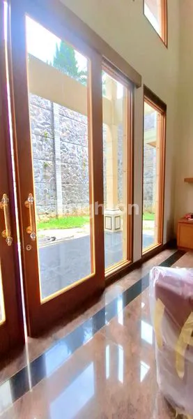 image RUMAH MEWAH TERAWAT SIAP PAKAI 700 M2 SEMI FURNISH SETRA DUTA (8)