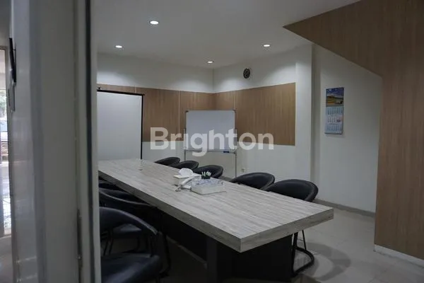 image KANTOR 3 LANTAI DI RAYA TENGGILIS SURABAYA, BARU RENOVASI, BAGUS, PARKIR LUAS (4)