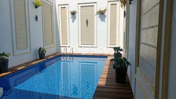 image RUMAH MEWAH DI SOLO DENGAN PRIVATE POOL (8)