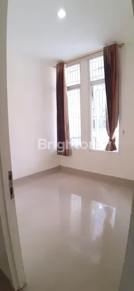 image RUMAH DI BAWAH RP 1 MILYAR LOKASI SERPONG DENGAN SARANA LINGKUNGAN BERKEMBANG PESAT (3)