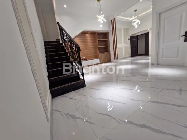 image DIJUAL RUMAH  TIGA LANTAI  (2)