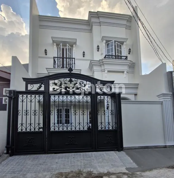 image DIJUAL RUMAH  TIGA LANTAI  (1)