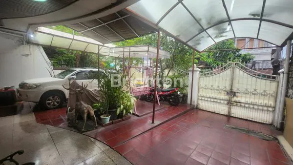 image RUMAH SIAP HUNI ADA KOLAM RENANG DI RAWA SELATAN JOHAR BARU JAKARTA PUSAT (6)