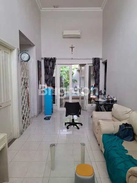 image RUMAH 2M-AN DI CITRALAND UTAMA! RUMAH ADA KOLAM RENANG LOKASI STRATEGIS TERDEPAN WEST RADIAL ROAD! DEKAT GWALK, DEKAT PAKUWON MALL, DEKAT UNIVERSITAS CIPUTRA, DEKAT RUMAH SAKIT! (7)