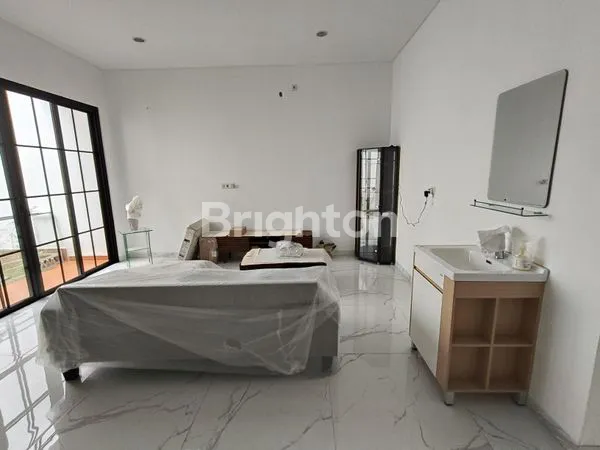 image RUMAH BARU 2 LANTAI AMERICAN CLASSIC KLAMPIS MANYAR SEMI FURNISHED (5)