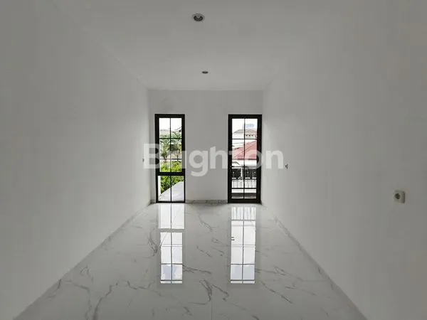 image RUMAH BARU 2 LANTAI AMERICAN CLASSIC KLAMPIS MANYAR SEMI FURNISHED (8)