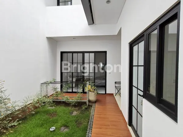 image RUMAH BARU 2 LANTAI AMERICAN CLASSIC KLAMPIS MANYAR SEMI FURNISHED (6)