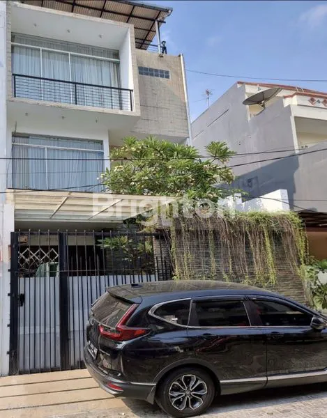 image RUMAH 3 LANTAI MINIMALIS DI SUNTER (1)