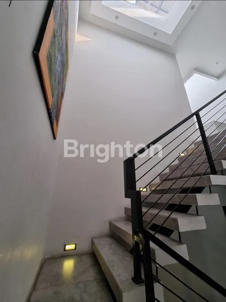 image RUMAH 3 LANTAI MINIMALIS DI SUNTER (3)